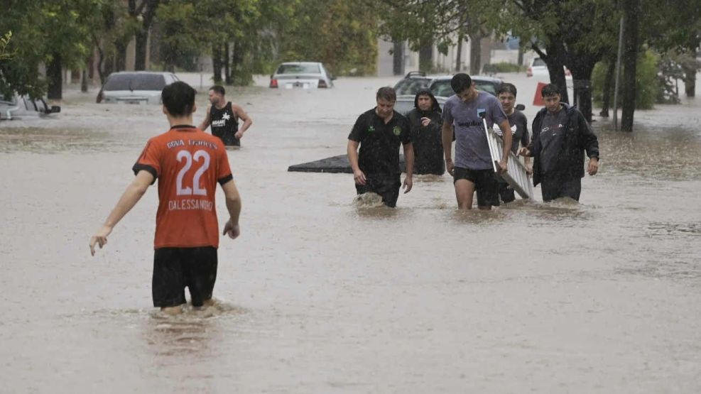 Los Bomberos de Funes lanzan una colecta para los afectados por el devastador temporal en Bahía Blanca